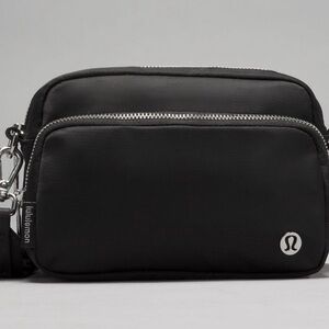 lululemon athletica Everywhere Crossbody Bag with Metal Harware